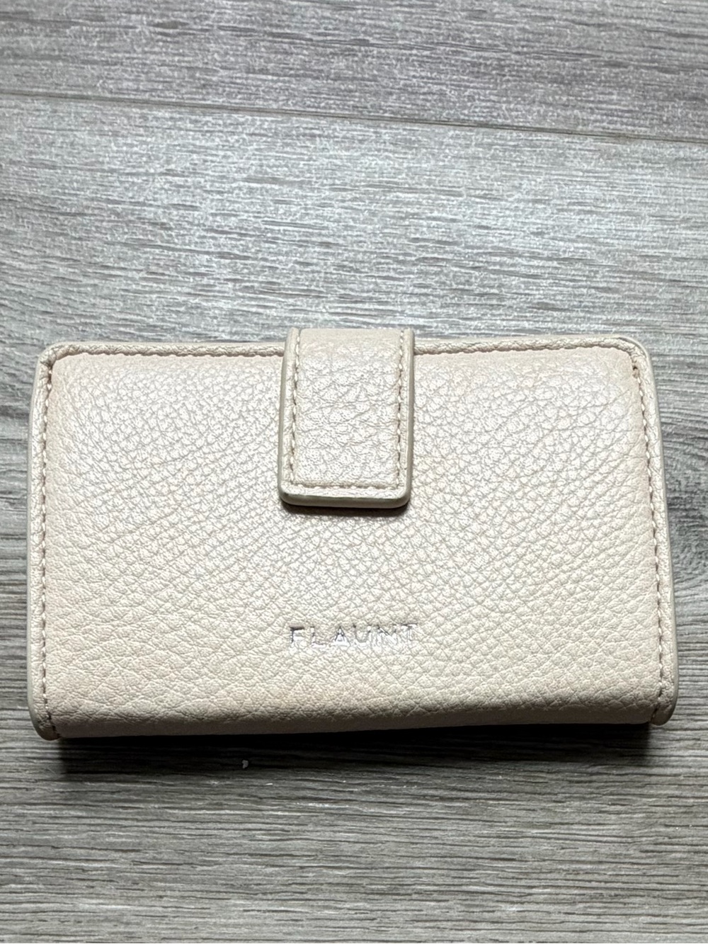 MagSafe Flaunt Pebbled Cream Leather Wallet